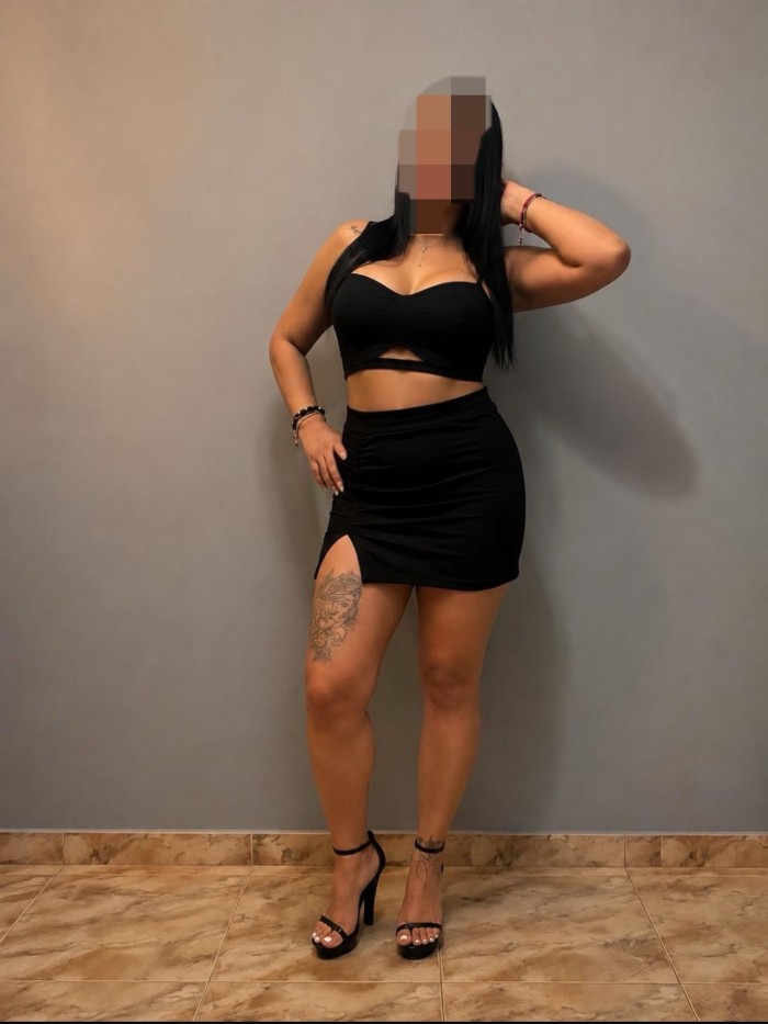 Chica sexy guapa complaciente juguetona dispuesta