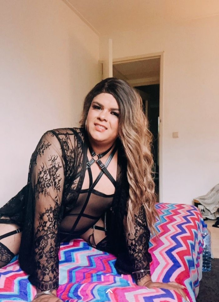 LA REINA DE LAS FIESTA Y DEL LAS MAMADAS PROFUNDAS