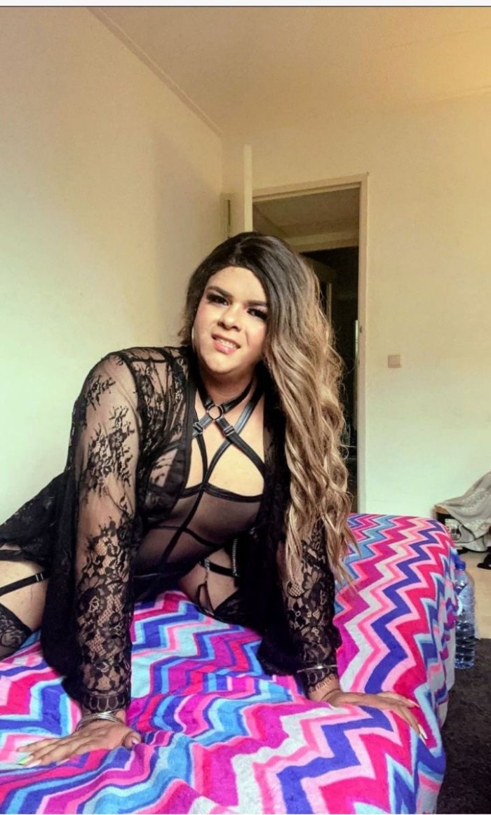LA REINA DE LAS FIESTA Y DEL LAS MAMADAS PROFUNDAS