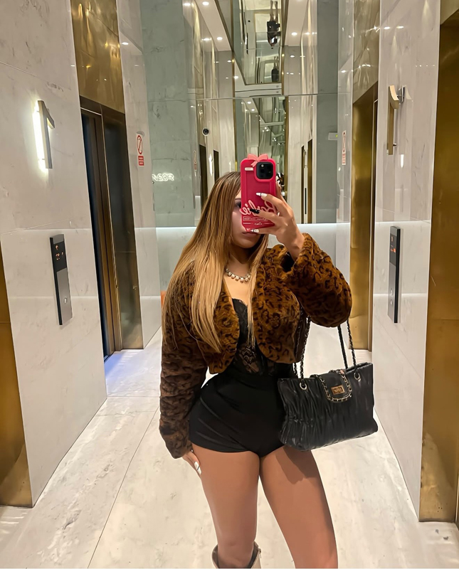 DIOSA COMPLACIENTE Y DISCRETA