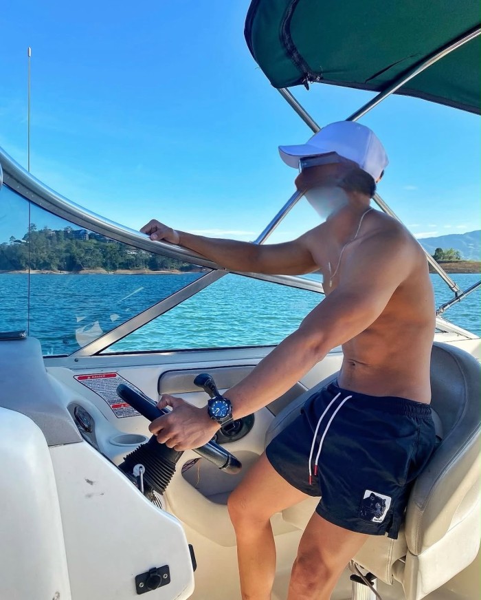 Chico atlético masajista de buen cuerpo