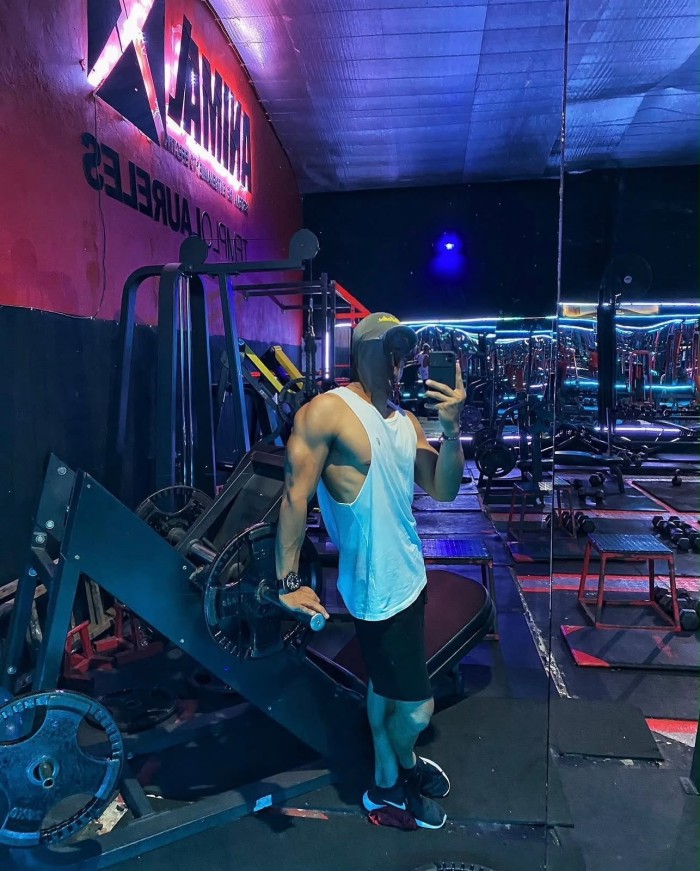 Chico masajista y más con cuerpo de gym