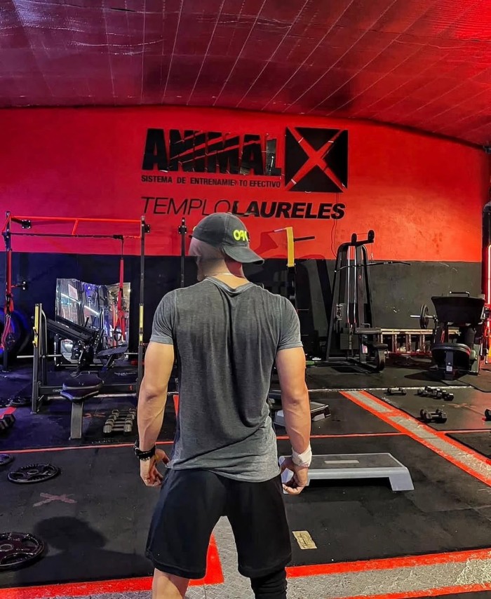 Chico masajista y más con cuerpo de gym