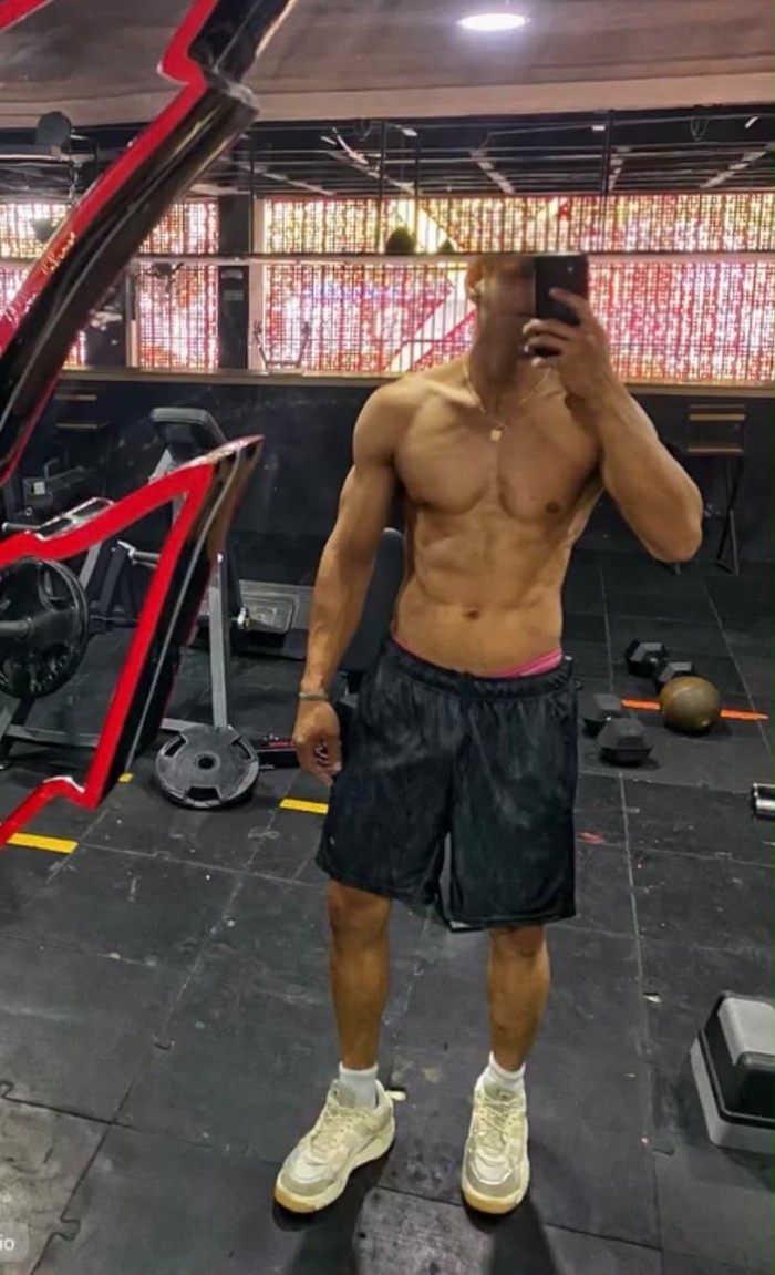 Chico masajista y más con cuerpo de gym
