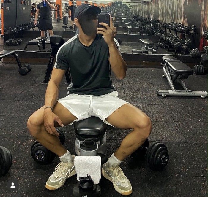 Chico masajista y más con cuerpo de gym