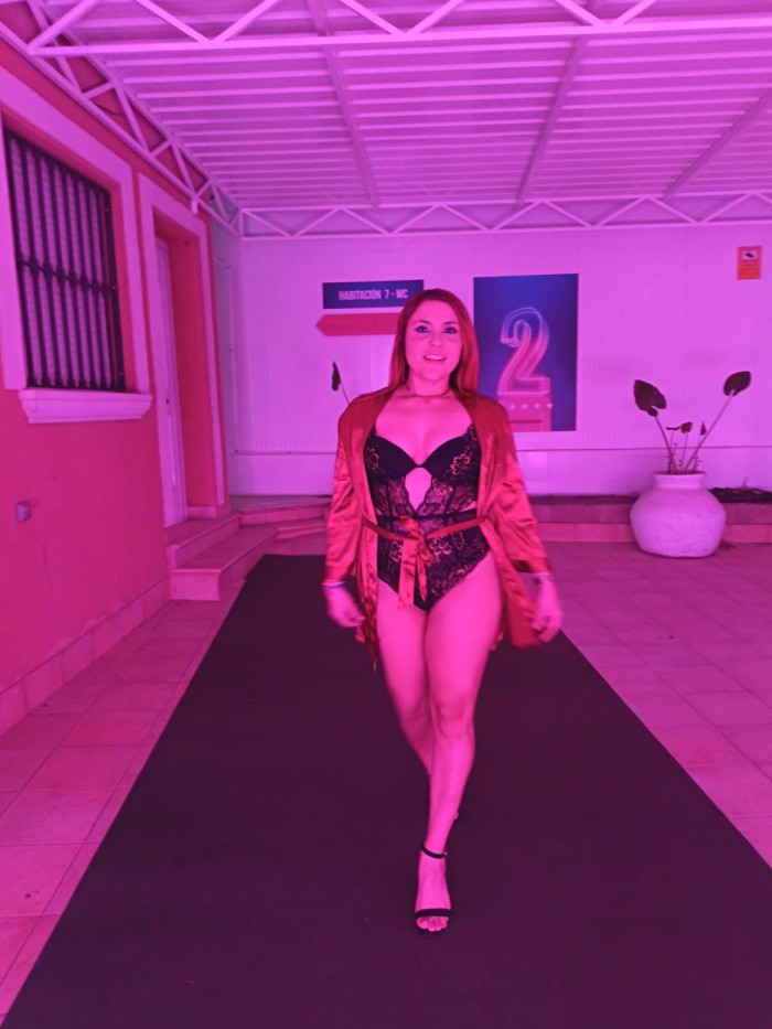 Chica sexy guapa complaciente juguetona dispuesta