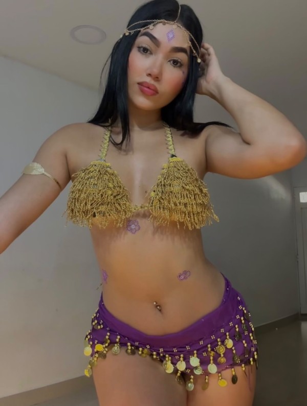 Hermosa chica latina caliente con un coño mojadita
