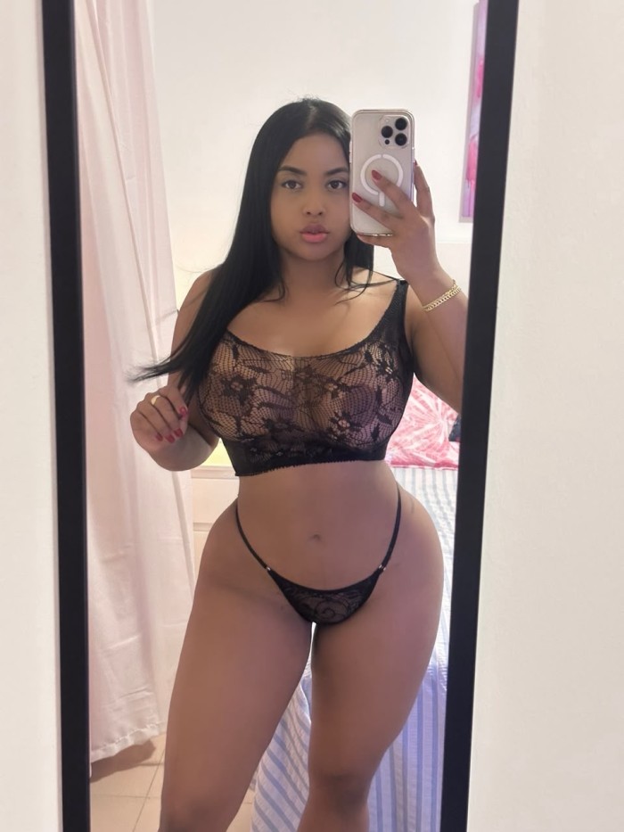 LATINA JOVENCITA Y CACHONDA EN MESA Y LOPEZ