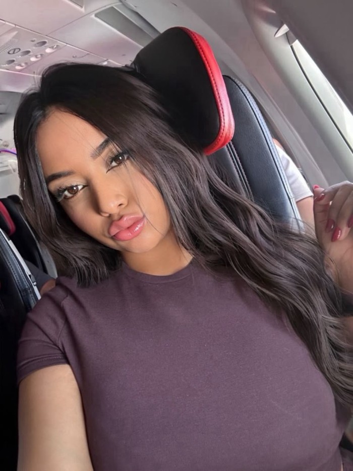 LATINA JOVENCITA Y CACHONDA EN MESA Y LOPEZ