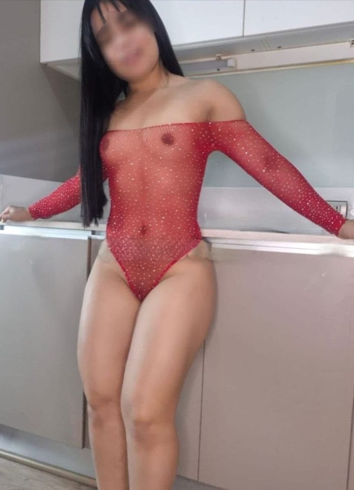PONME EN CUATRO Y NALGUEAME FUERTE FIESTERA SEXY