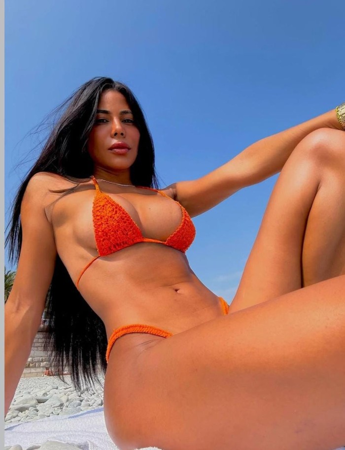 EXCLUSIVA MUJER DIOSA COMPLACIENTE PARA DISFRUTAR