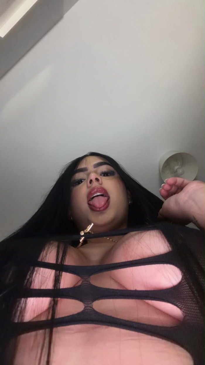 KARINA SÚPER CALIENTE Y CACHONDA