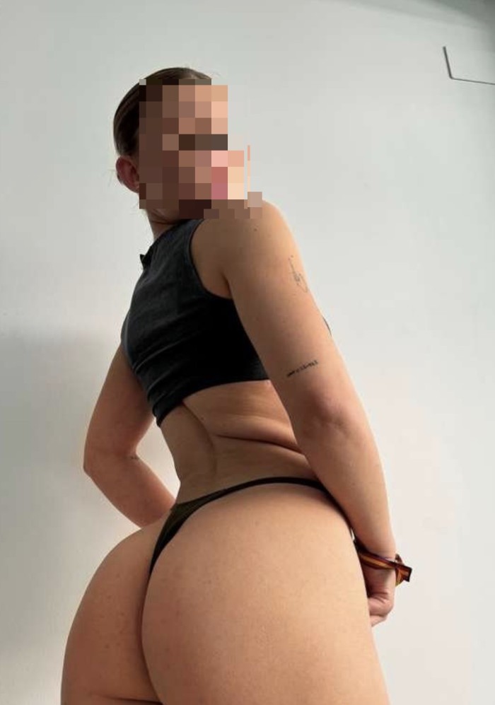 RUBIA PUTITA CACHONDA CON EL COÑO MOJADITO