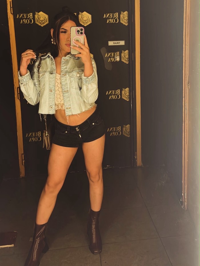 Una nena trans latina delgada buen culo