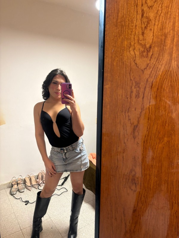 Una nena trans latina delgada buen culo
