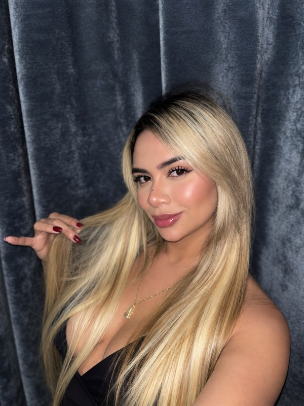 SCARLET NOVEDAD RUBIA LATINA PURO VOLTAJE