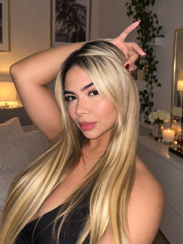SCARLET NOVEDAD RUBIA LATINA PURO VOLTAJE