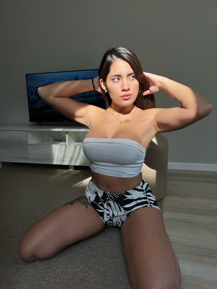 Sara dulce y cariñosa me gusta follar colocada