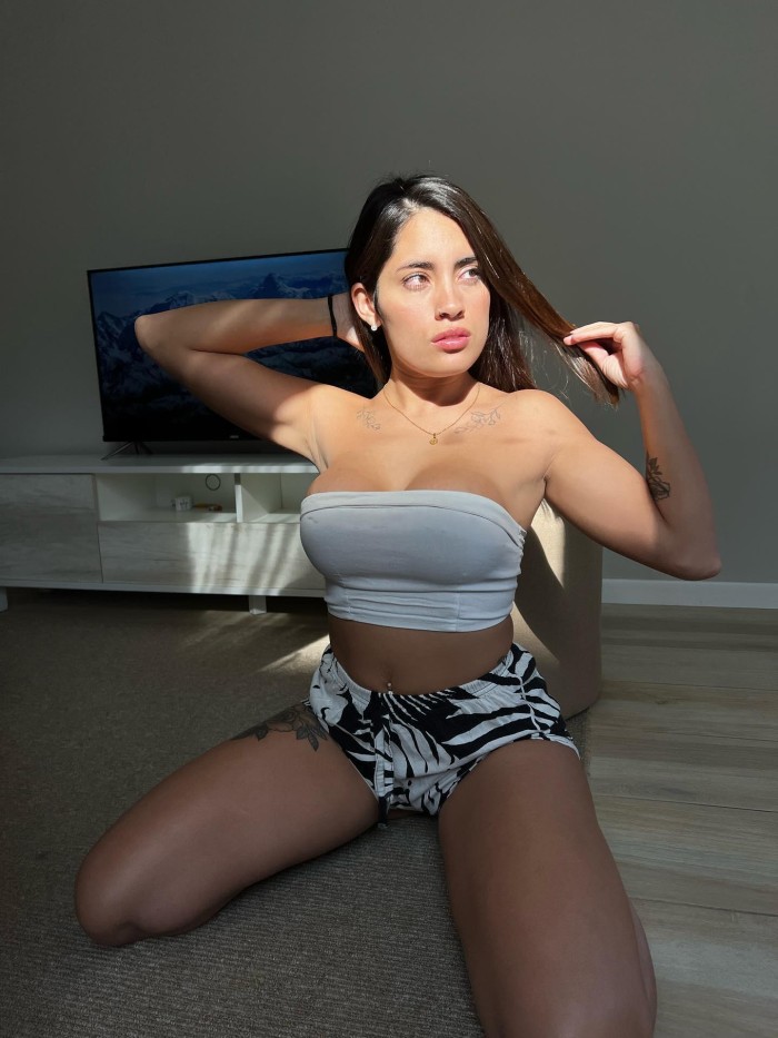 Sara dulce y cariñosa me gusta follar colocada