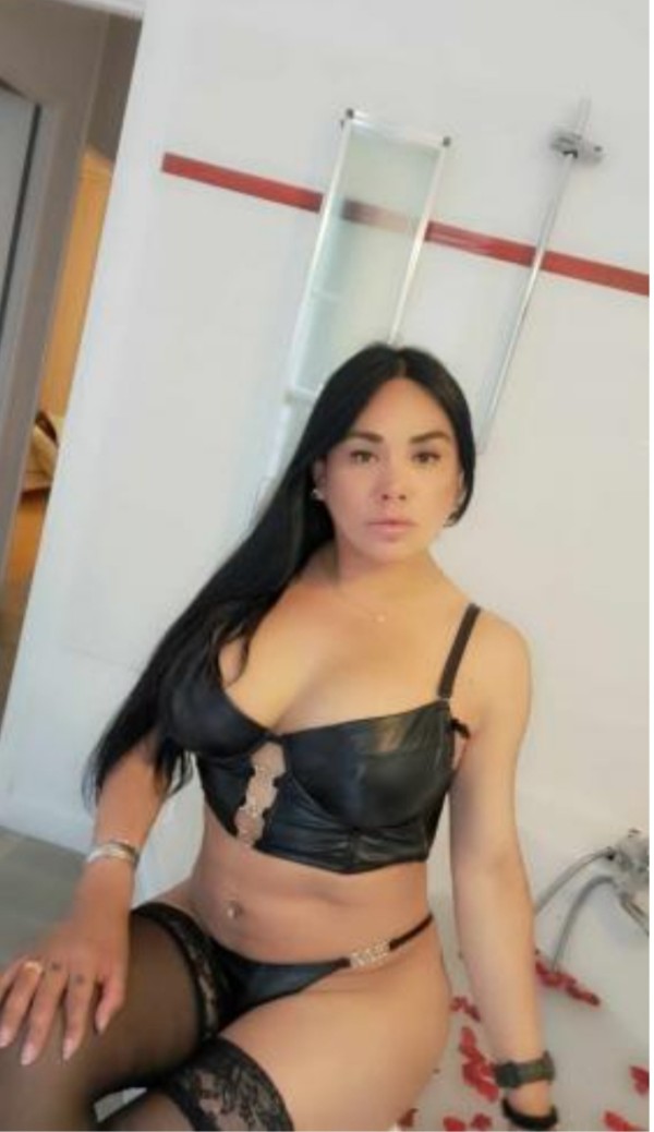 Trans morena activa y pasiva fiesta