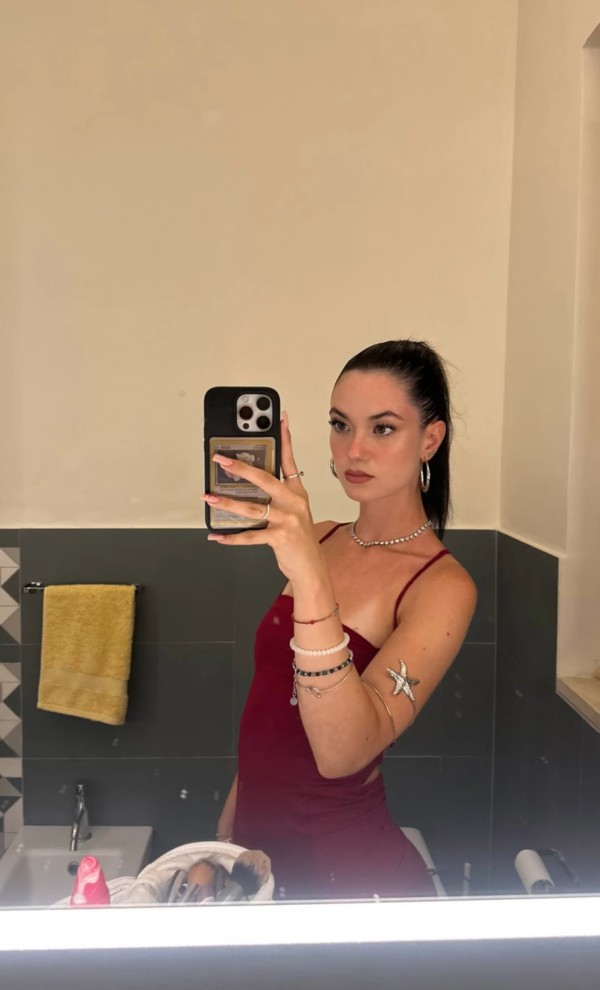 Slim colombian independent girl