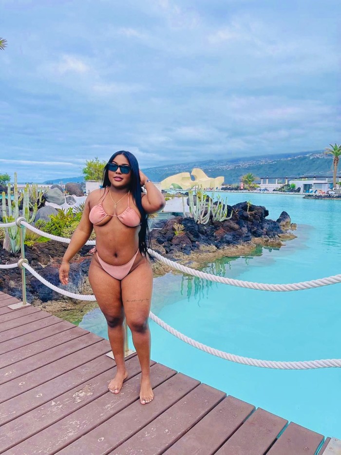 EN LEGANES SEDUCTORA MUY DISPUESTA CON CULO RICO