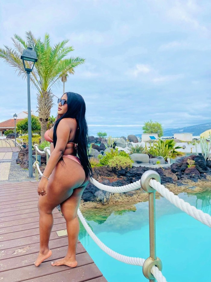 EN LEGANES SEDUCTORA MUY DISPUESTA CON CULO RICO