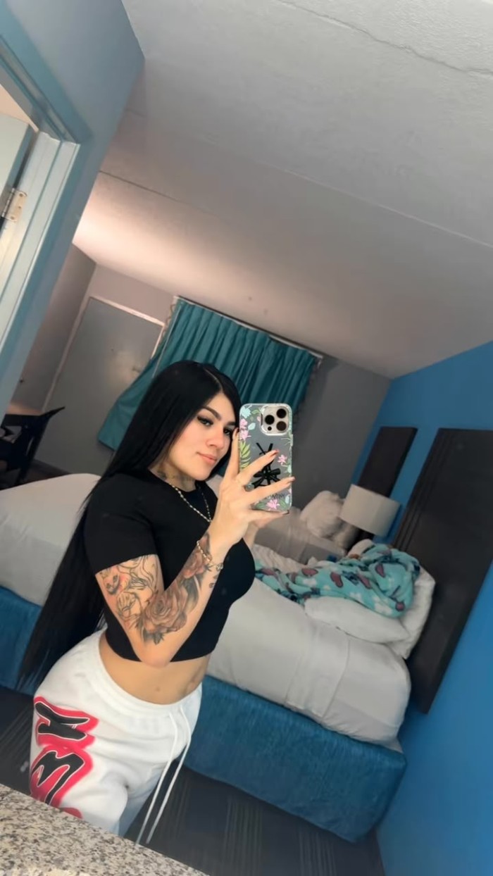 Latina fiestera e implicada