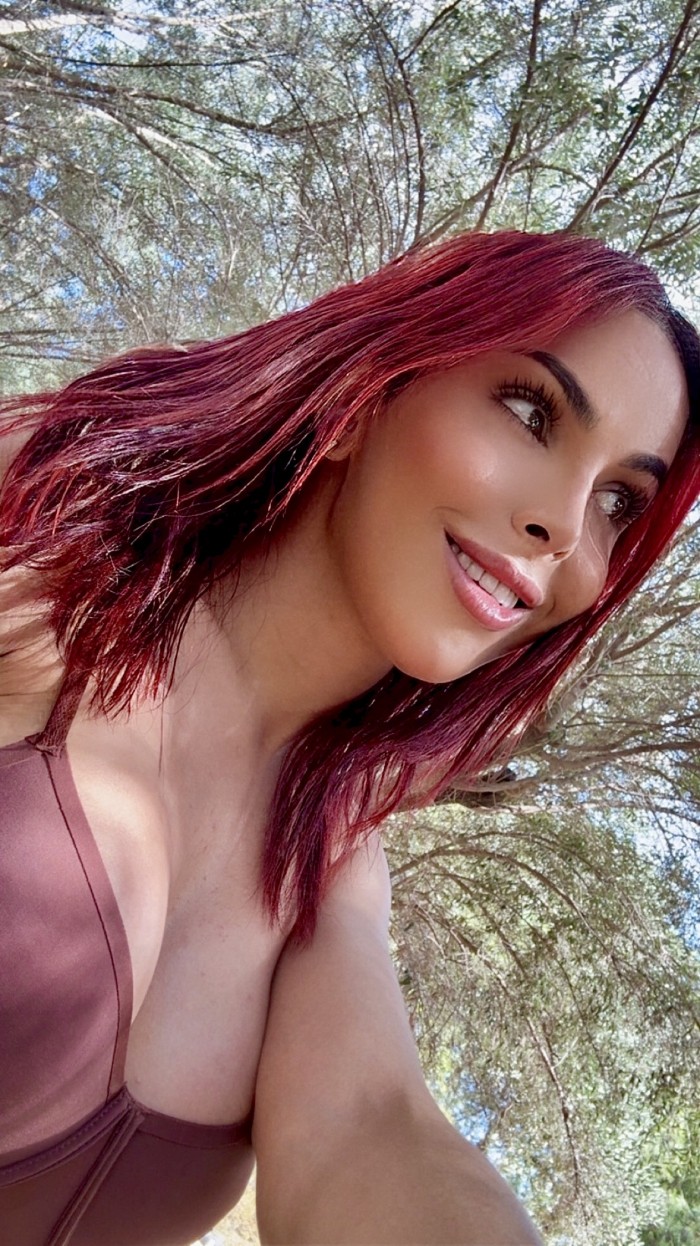 Guapísima,sexy y ardiente pelirroja Venezolana