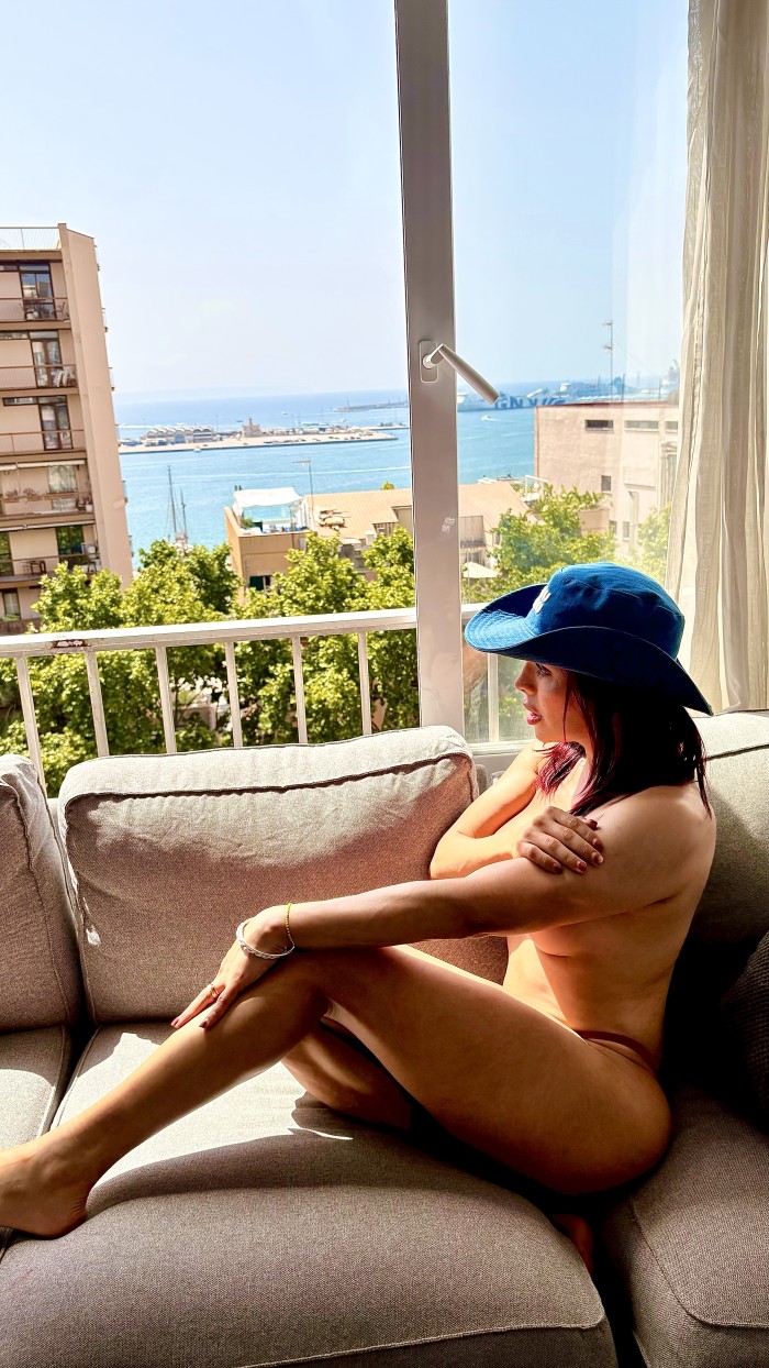 Guapísima,sexy y ardiente pelirroja Venezolana