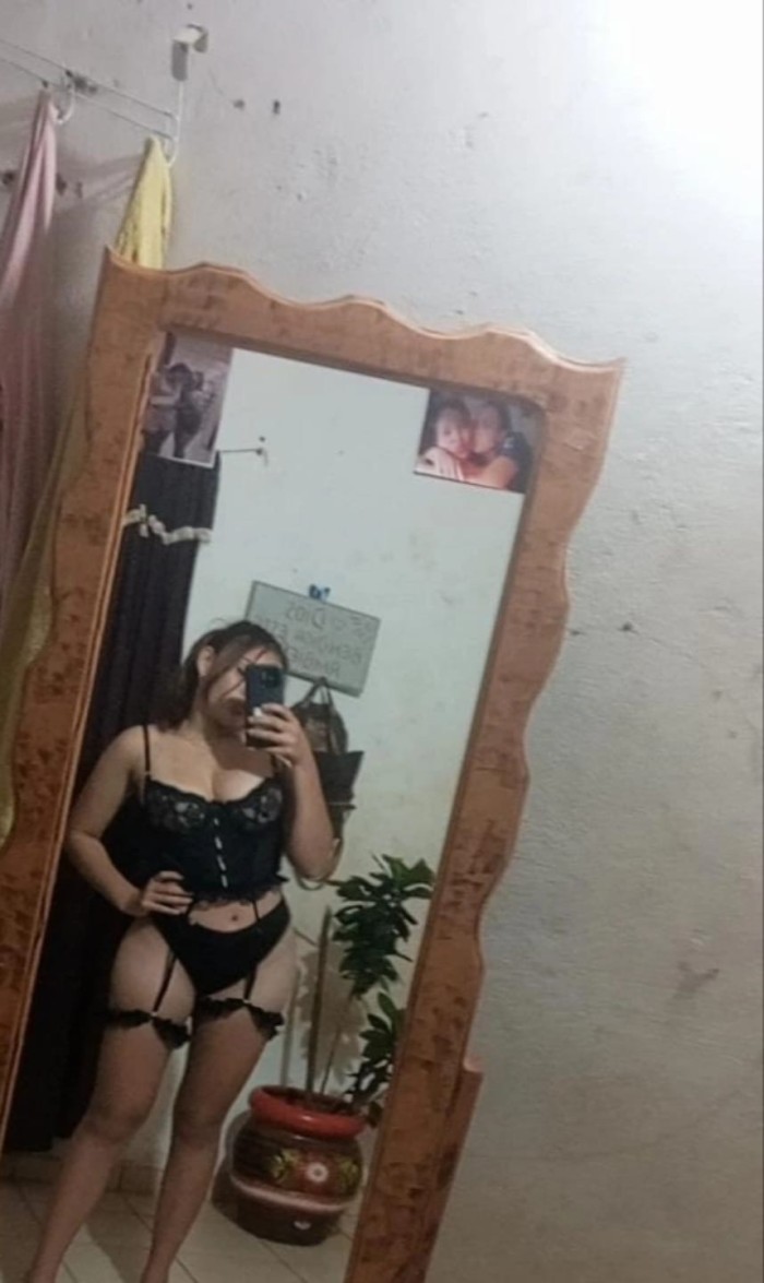 PERLA UNA CHICA MUY CALIENTE EN LA CAMA