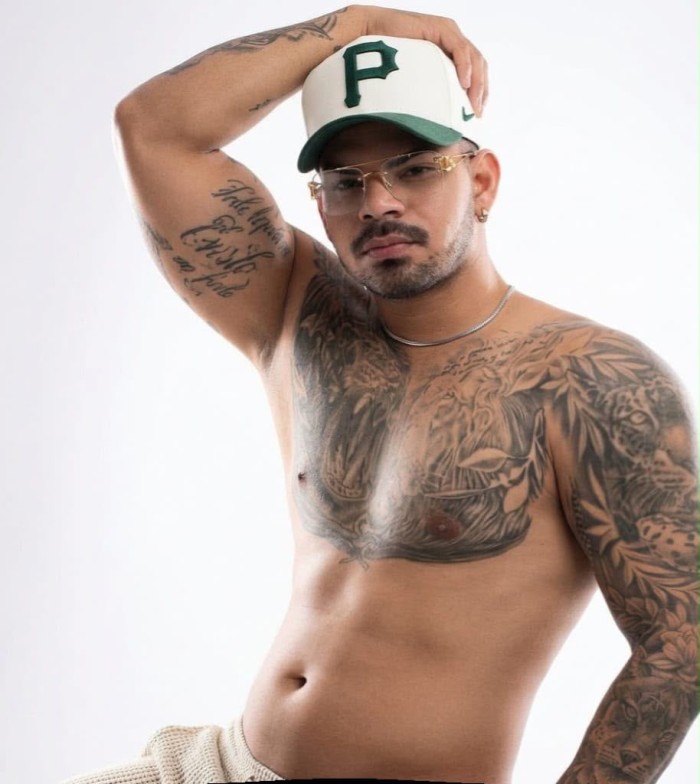 LEANDRO LLEGA CON LA POLLA LLENA DE LECHE PARA TI