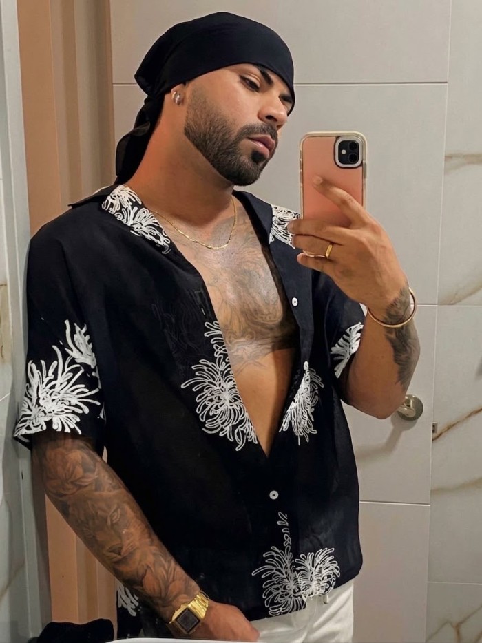LEANDRO LLEGA CON LA POLLA LLENA DE LECHE PARA TI