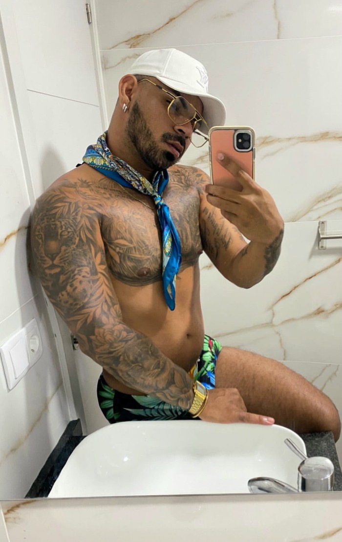 LEANDRO LLEGA CON LA POLLA LLENA DE LECHE PARA TI