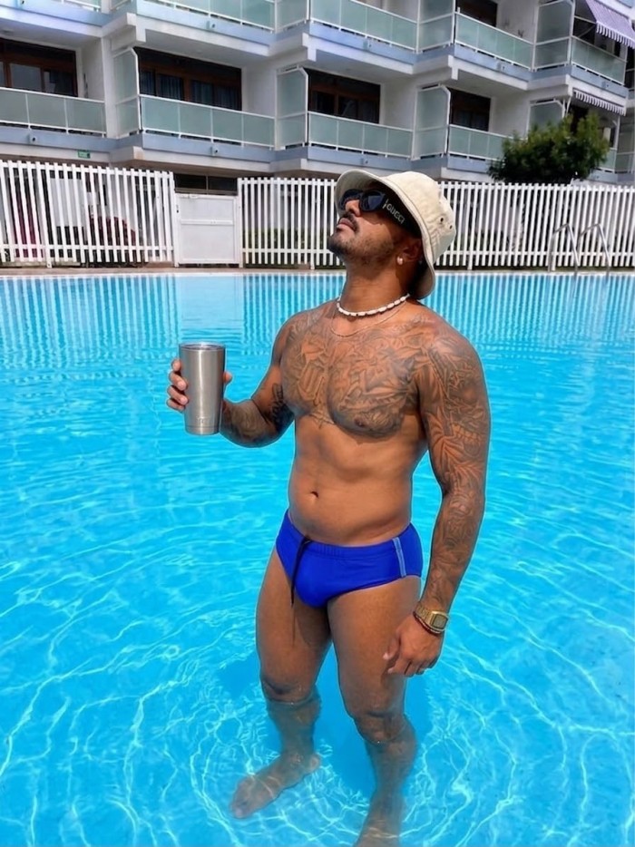 LEANDRO LLEGA CON LA POLLA LLENA DE LECHE PARA TI