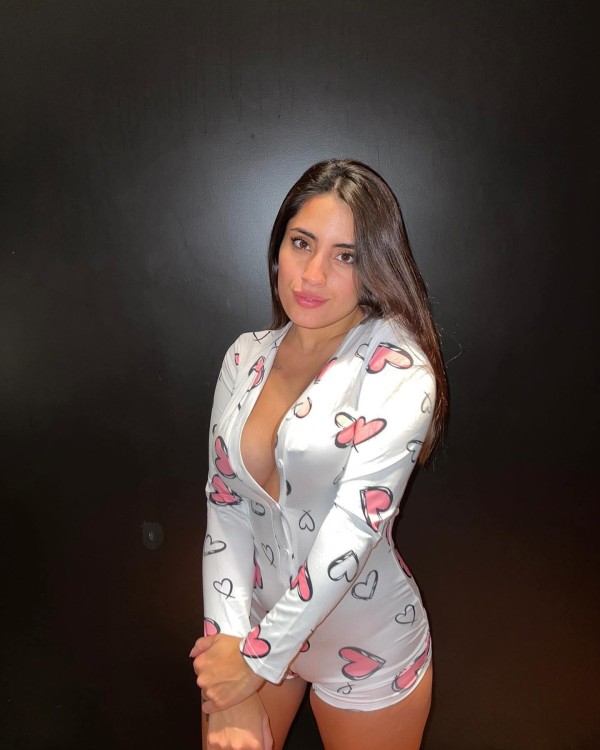 Sara dulce y cariñosa, mamada a domicilio