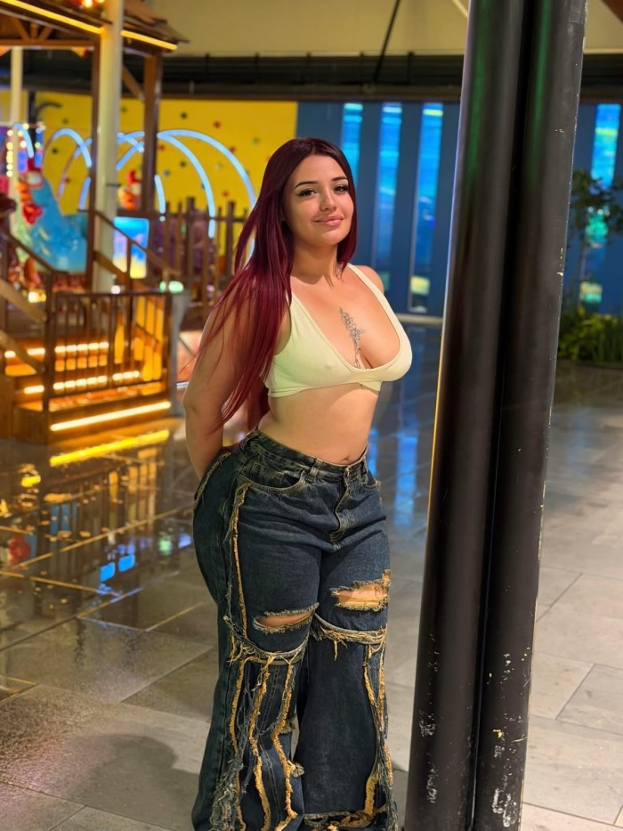 UNAS CURVAS HERMOSAS Y CARA ANGELICAL