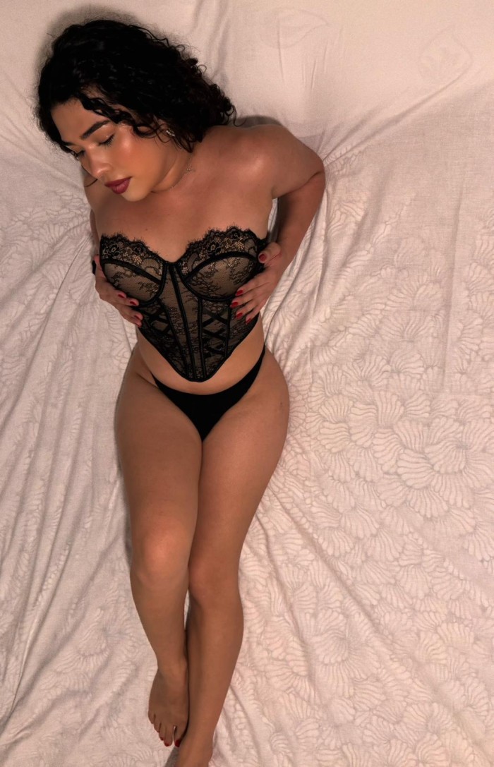 CHICA TRANS FEMENINA COMPLACIENTE CARIñOSA Y FIESTERA