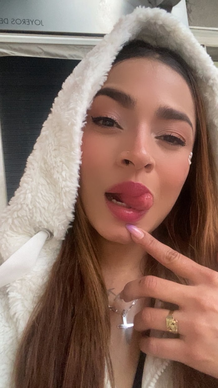 JOVENCITA TRAVIESA COMPLACIENTE FIESTERA A TOPE