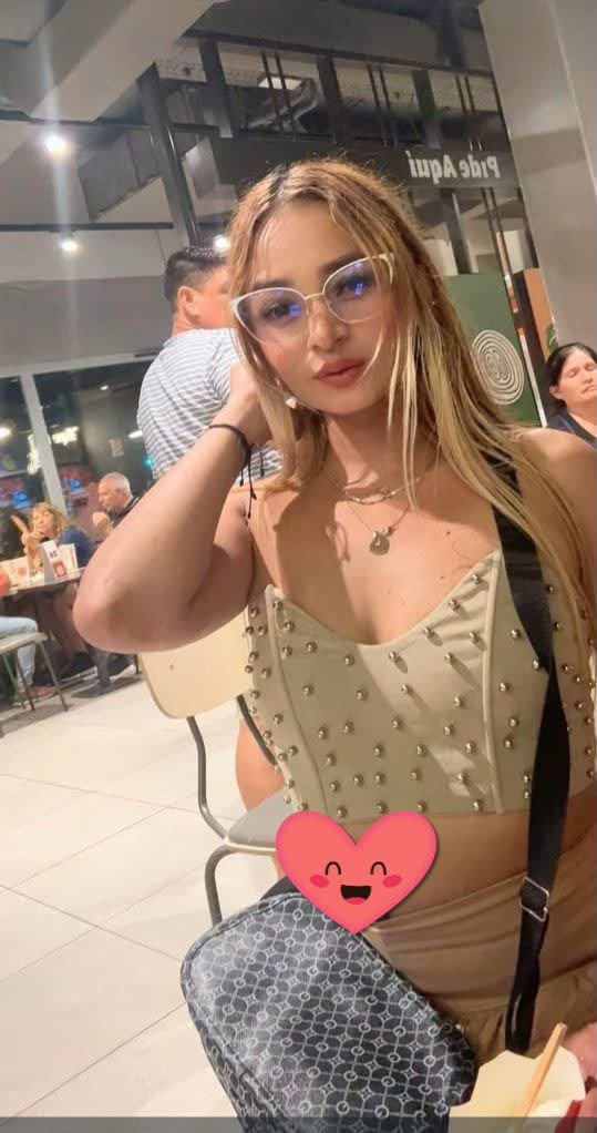 JOVENCITA TRAVIESA COMPLACIENTE FIESTERA A TOPE