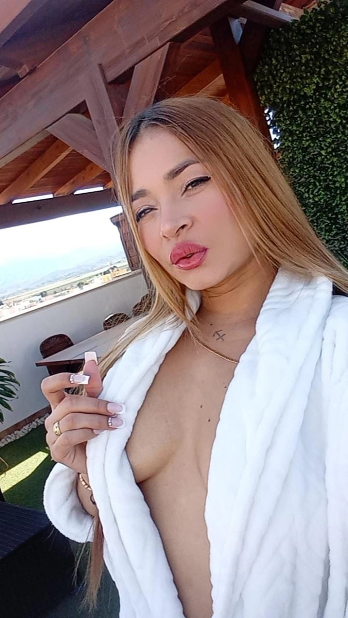 JOVENCITA TRAVIESA COMPLACIENTE FIESTERA A TOPE