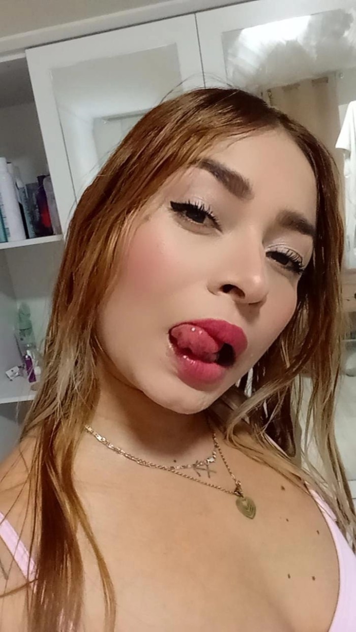 JOVENCITA TRAVIESA COMPLACIENTE FIESTERA A TOPE