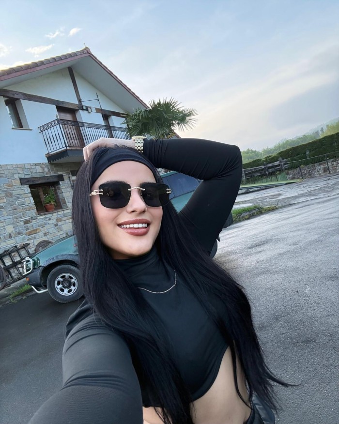 HERMOSA LATINA CON GANAS DE POLLA