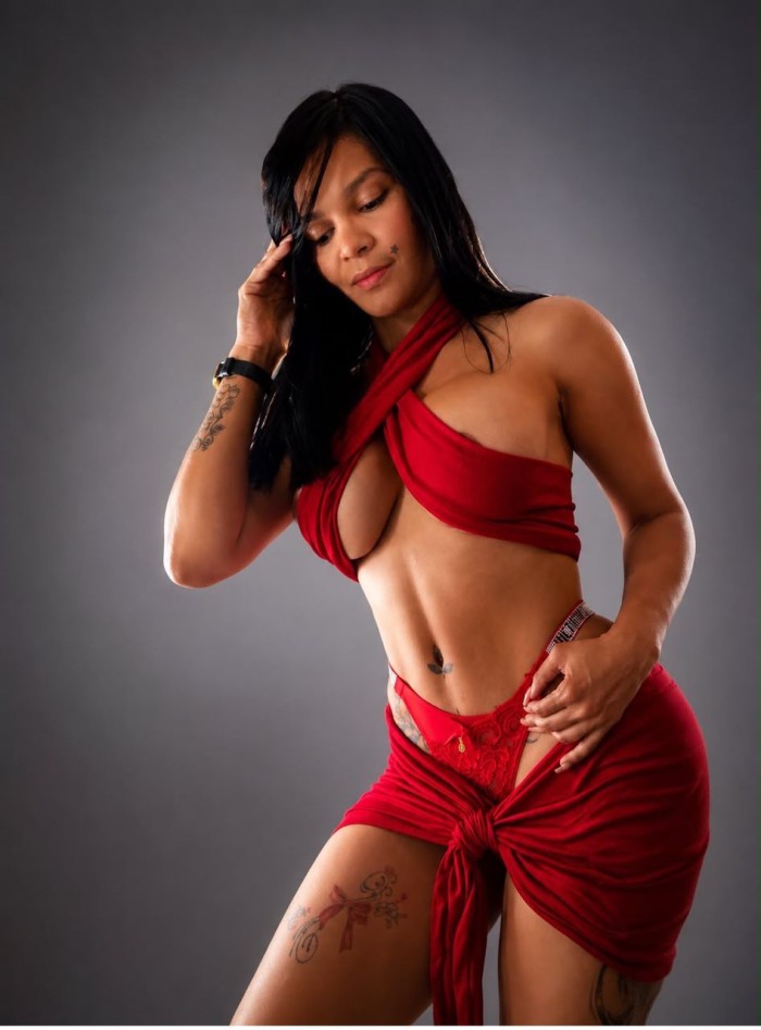 FIESTERA TETONA DELICIOSA DESEANDO FOLLAR A TOPE
