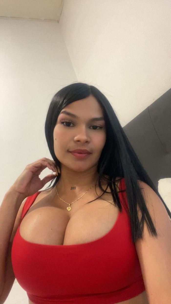 FIESTERA TETONA DELICIOSA DESEANDO FOLLAR A TOPE