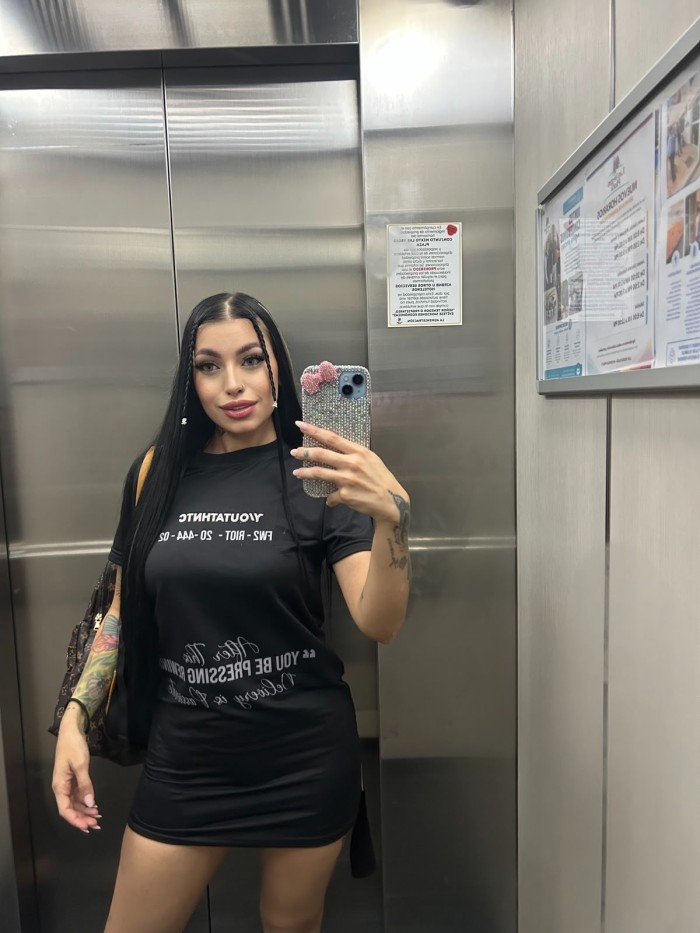 ENCANTADORA MUJER ARDIENTE SENSUAL