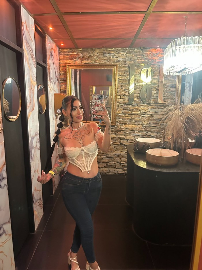 ENCANTADORA MUJER ARDIENTE SENSUAL
