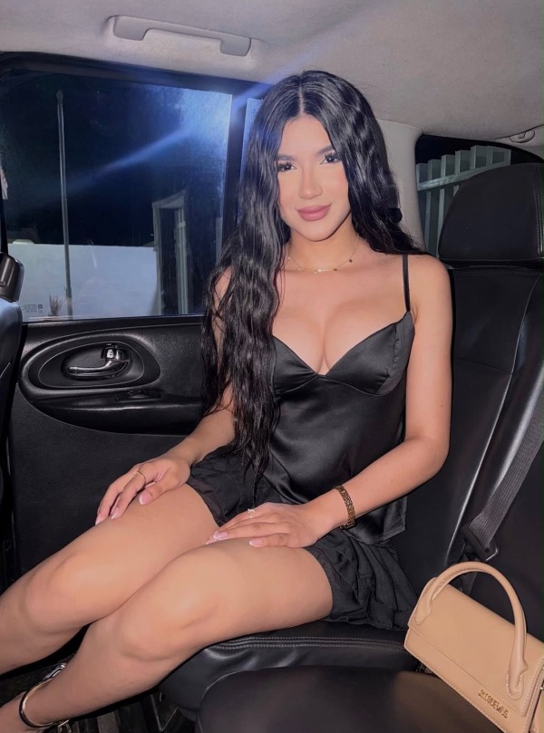 REYNA DISFRUTEMOS DE FIESTA MIENTRAS FOLLAMOS RICO