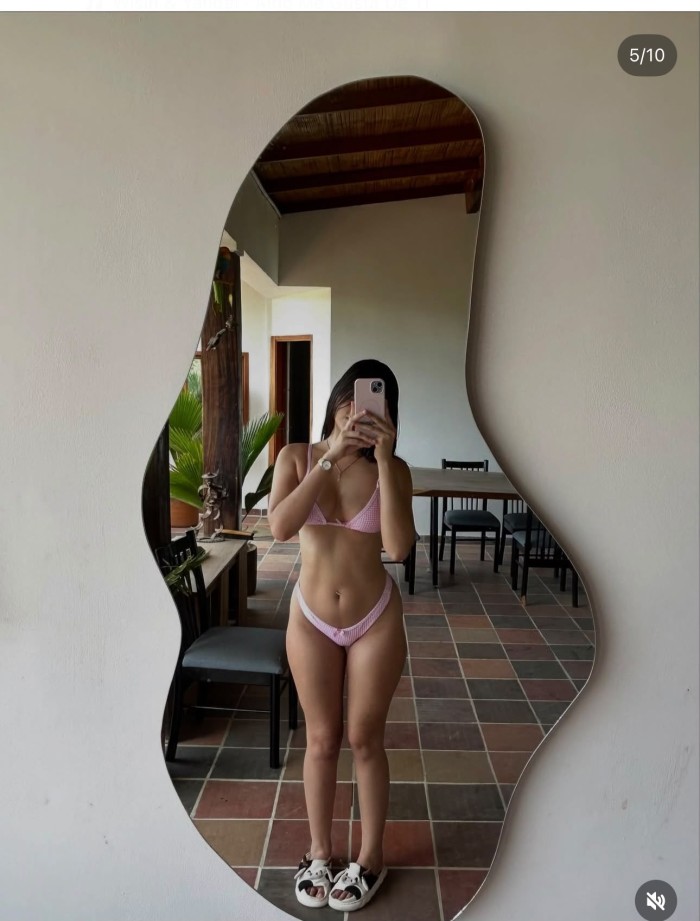 Hermosa chica latina caliente con un coño mojadita