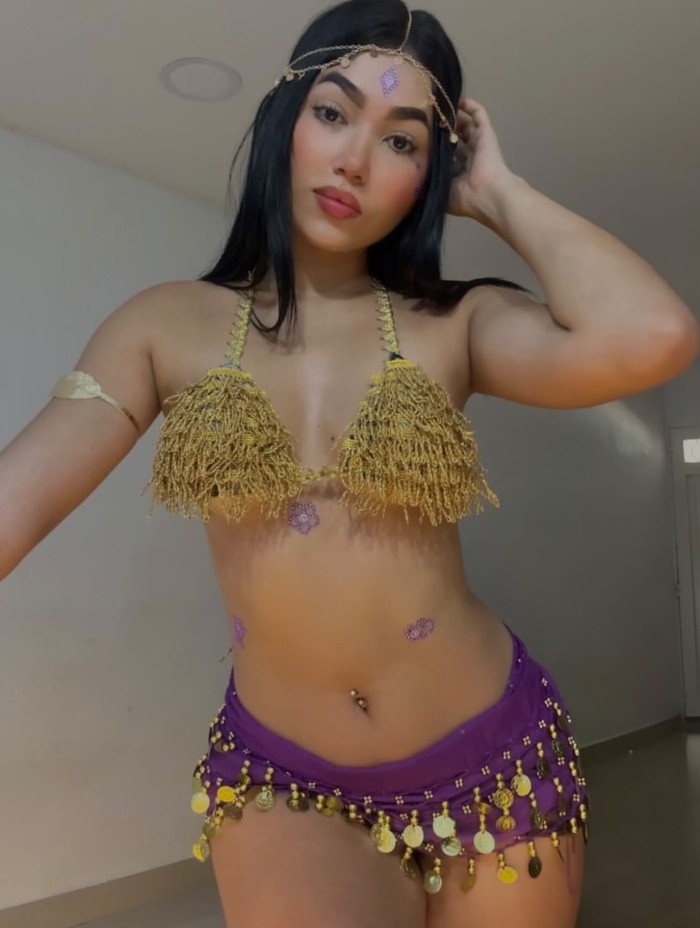 Hermosa chica latina caliente con un coño mojadita